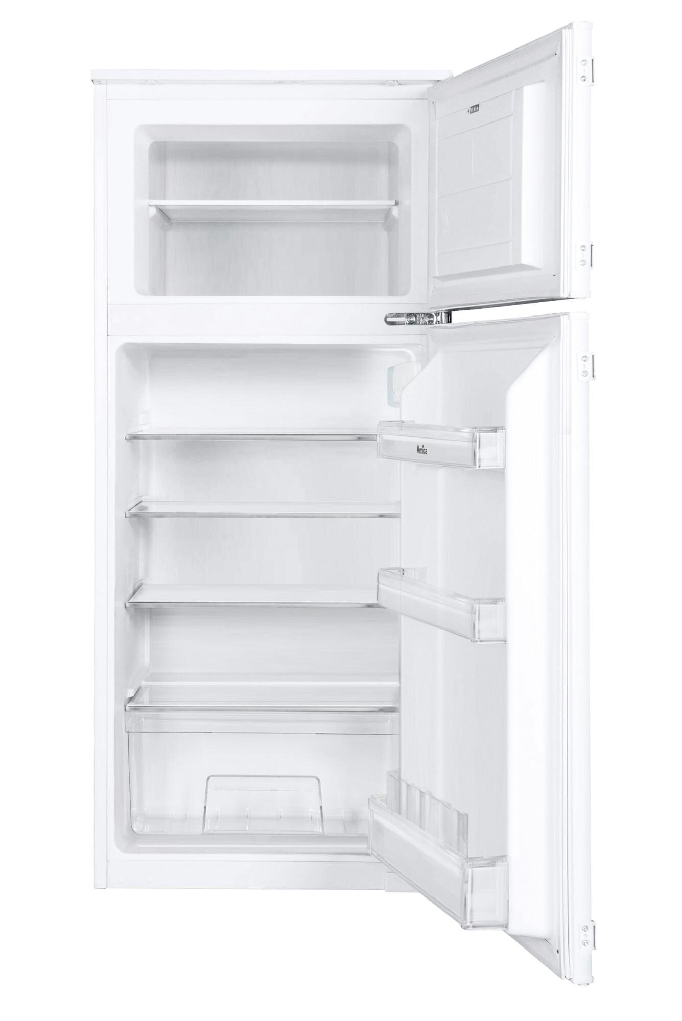 Weißer Kühlschrank mit offener Tür. Innenraum mit Regalen sichtbar. Leer, sauber und hell.