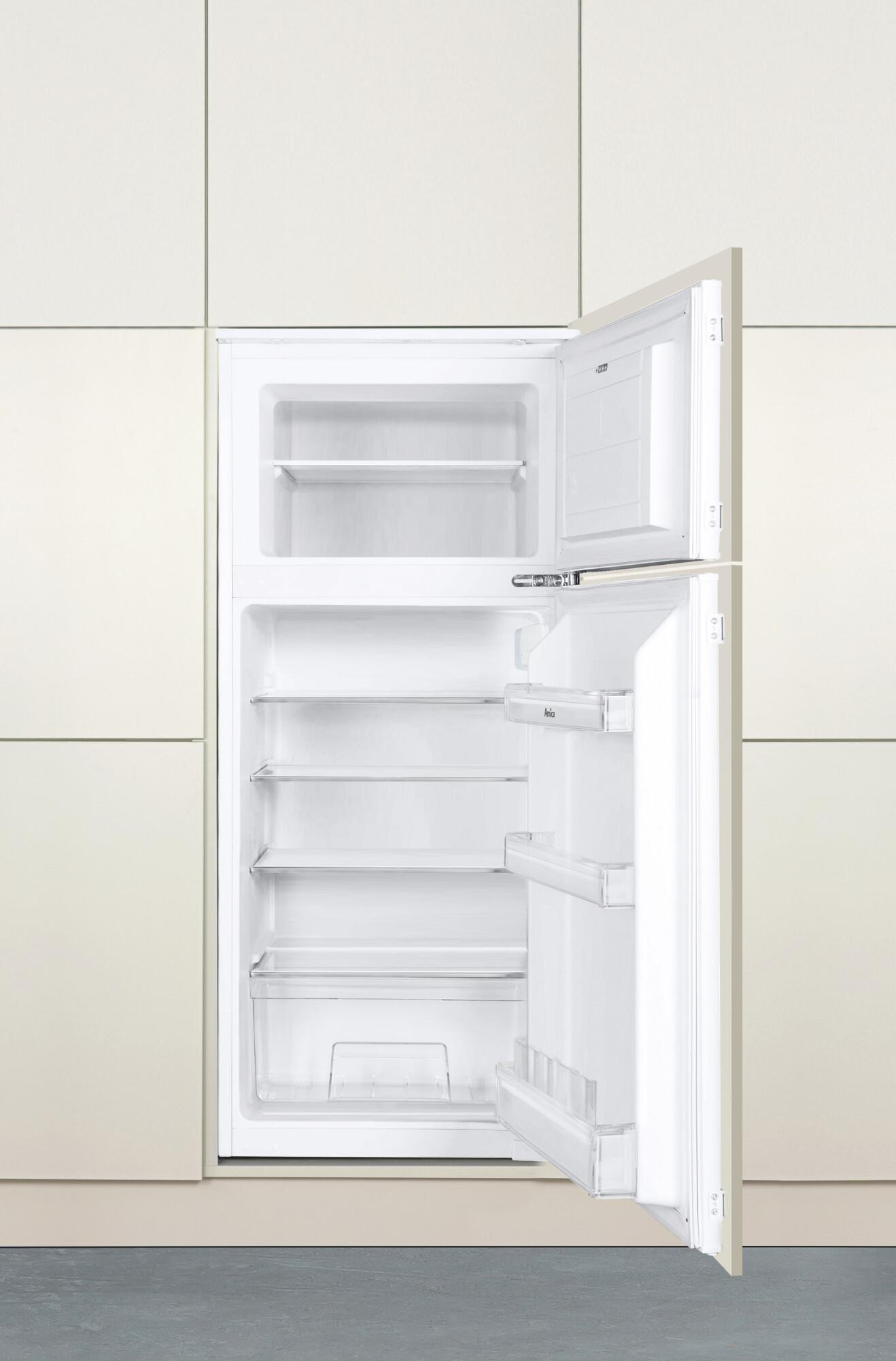 Offener Kühlschrank. Weißer Innenraum. Hellbeiger Schrankhintergrund.