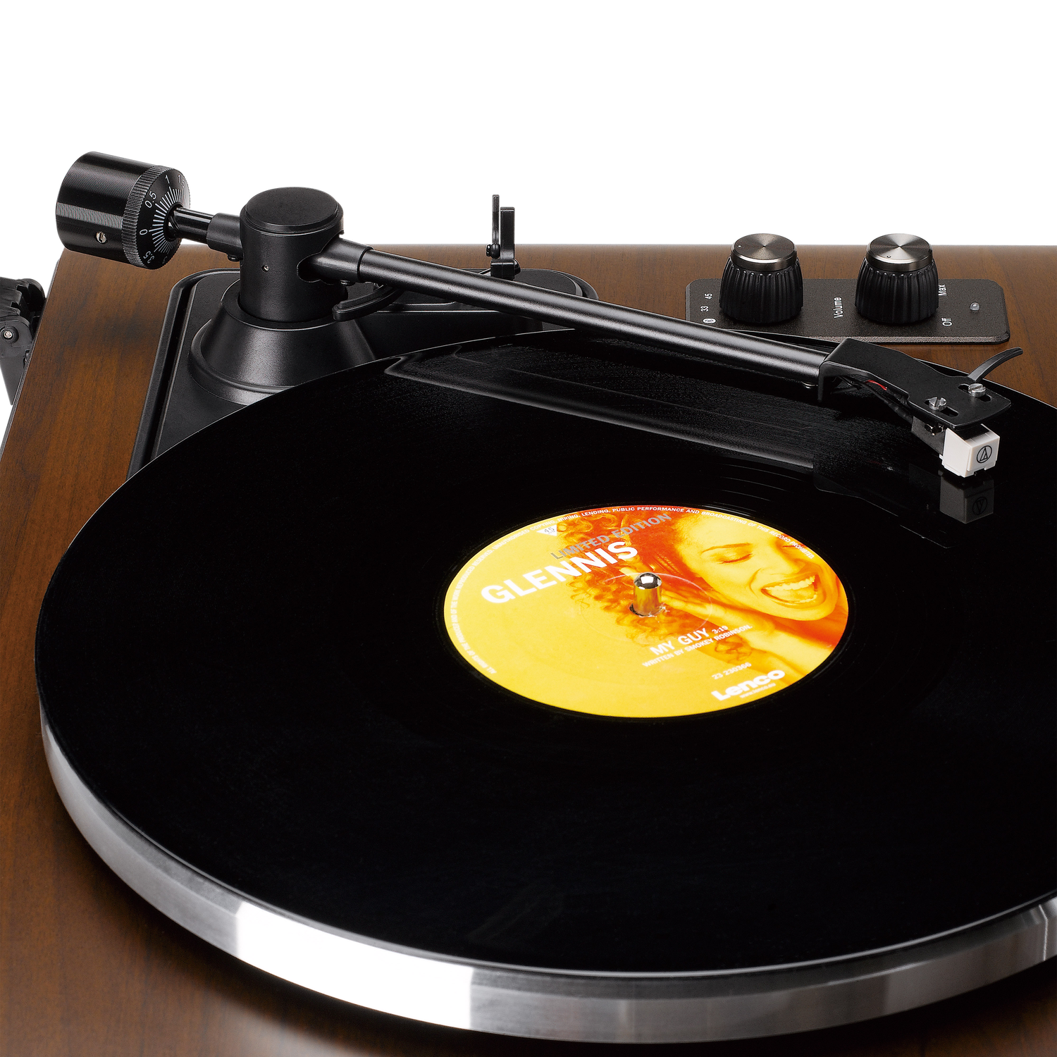 Plattenspieler mit Vinyl-Schallplatte, Holzfinish, gelbes Label sichtbar.