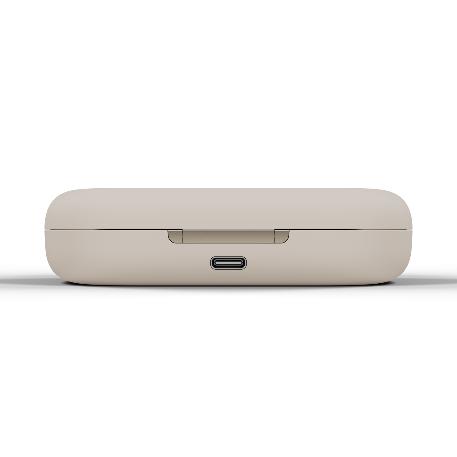 Un étui de chargement beige clair pour écouteurs, avec port USB-C visible. Fond blanc.