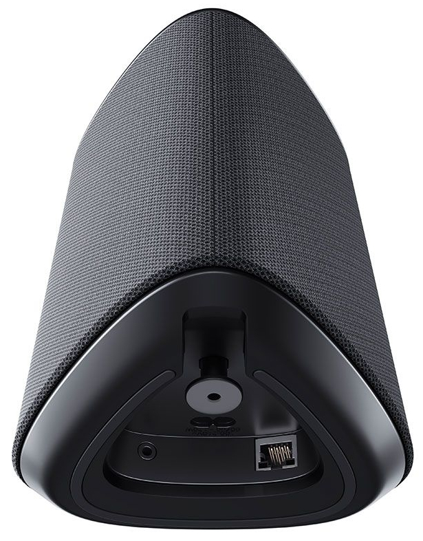Ciemnoszary głośnik o trójkątnym kształcie. Posiada materiałową osłonę i kilka portów na spodzie.