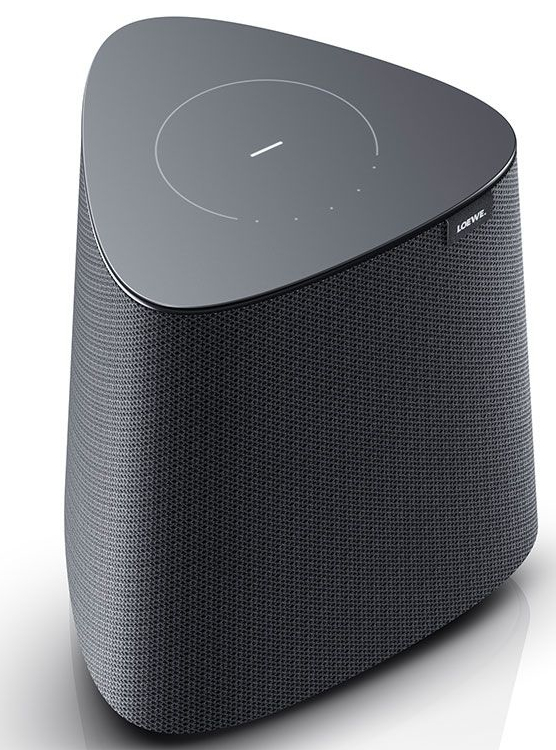 Ciemnoszary trójkątny głośnik o fakturze siatki, błyszczącej górze i logo Loewe.