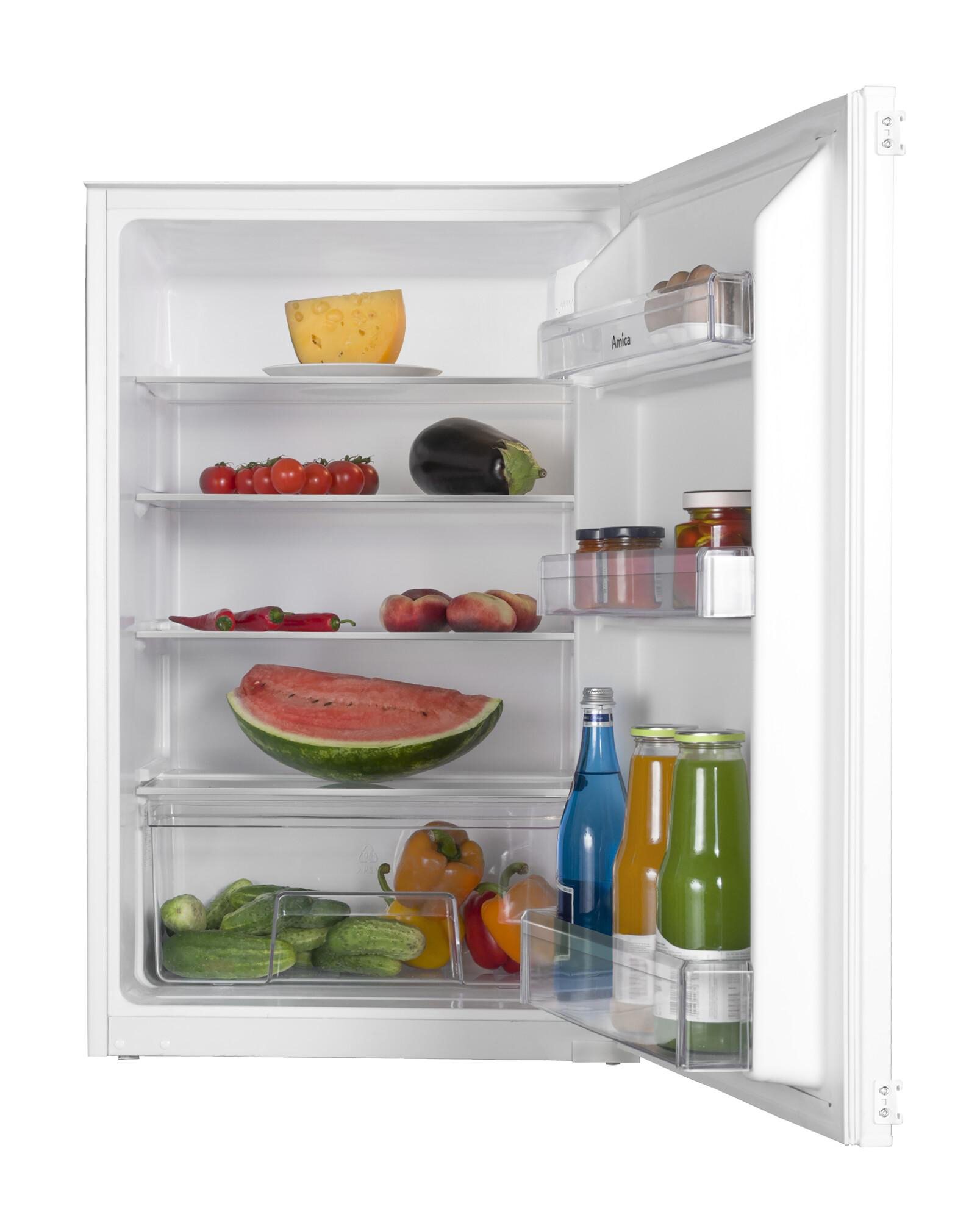Offener Kühlschrank mit Obst, Gemüse und Gläsern. Käse und Aubergine oben.