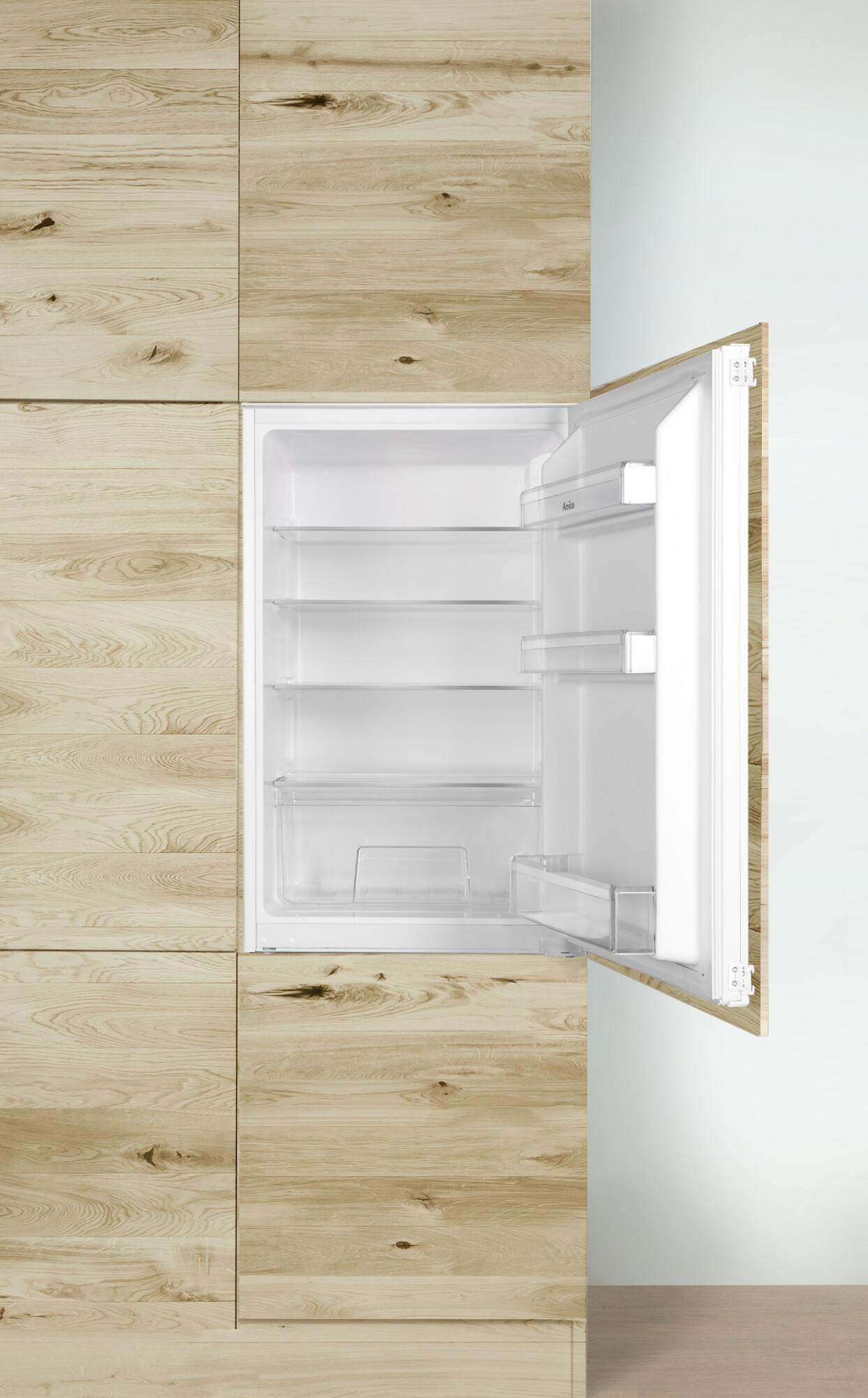 Offener Kühlschrank mit Regalen und transparenten Türfächern, eingebaut in Holzverkleidung.