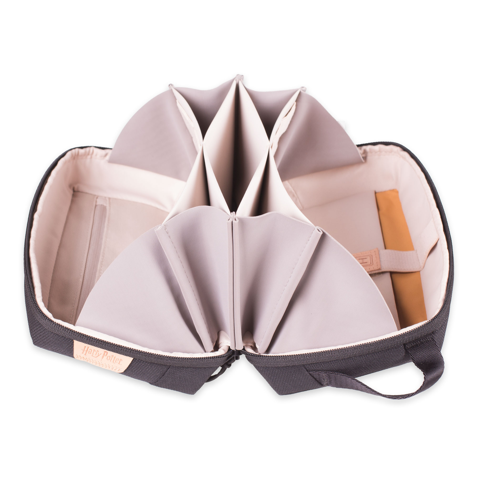 Offene schwarze Tasche mit mehreren Fächern. Innen sind hellgraue Trennwände und Taschen zu sehen.