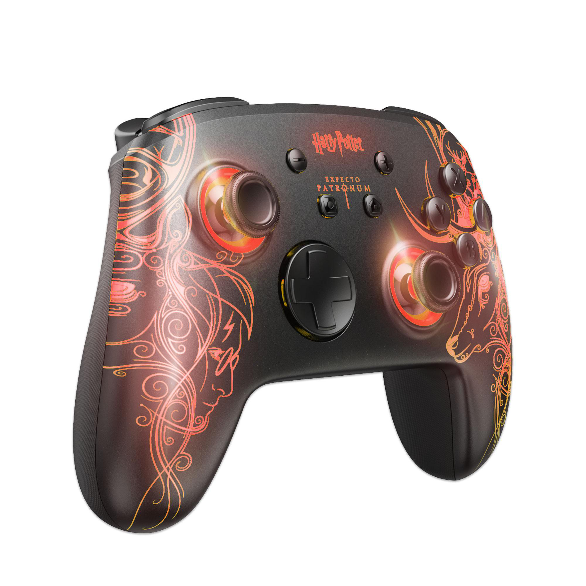 Ein schwarzer Harry-Potter-Gamecontroller mit orangefarbenen und roten Akzenten und den Worten Expecto Patronum.