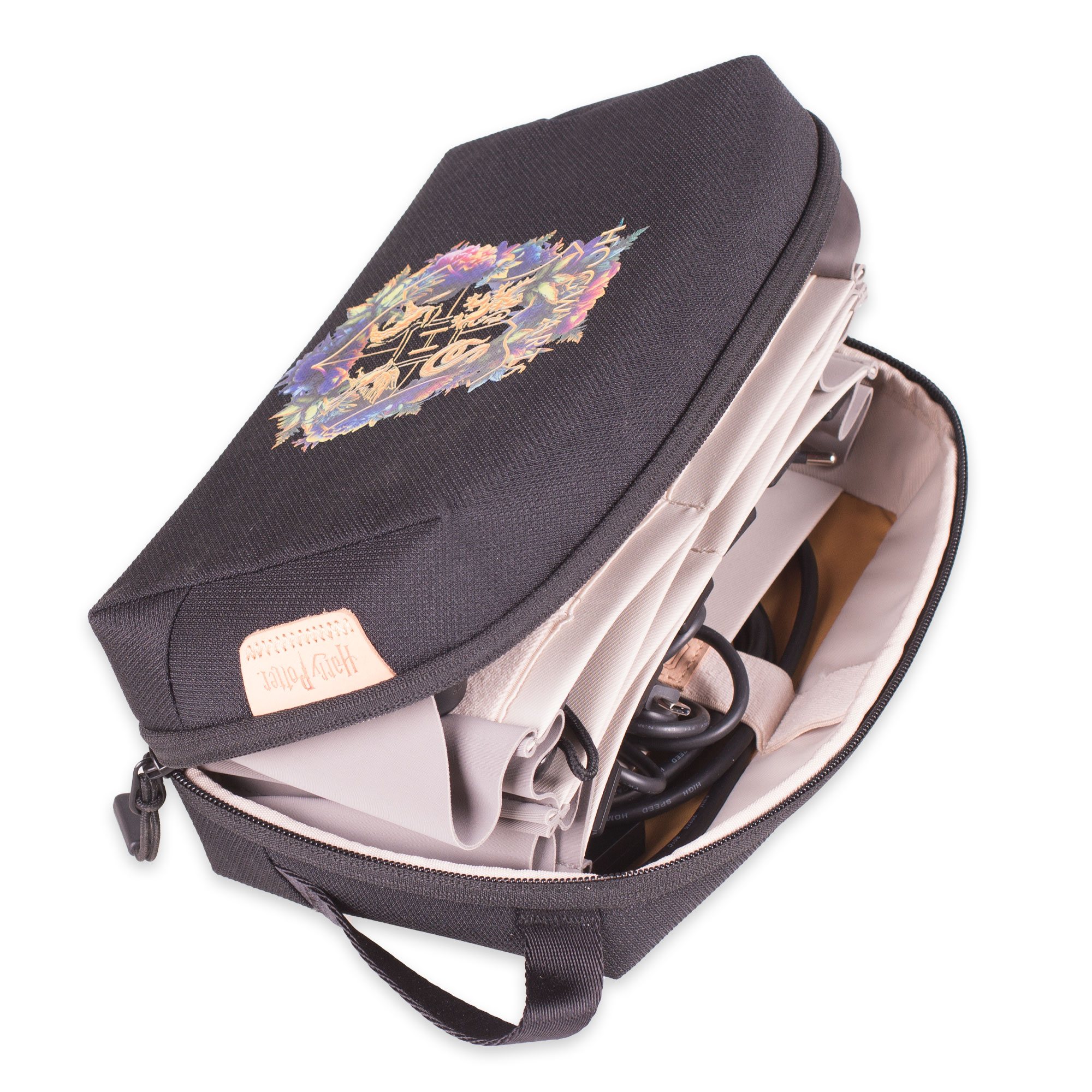 Schwarze Harry Potter-Tasche, geöffnet, Zubehör und Kabel enthüllend.