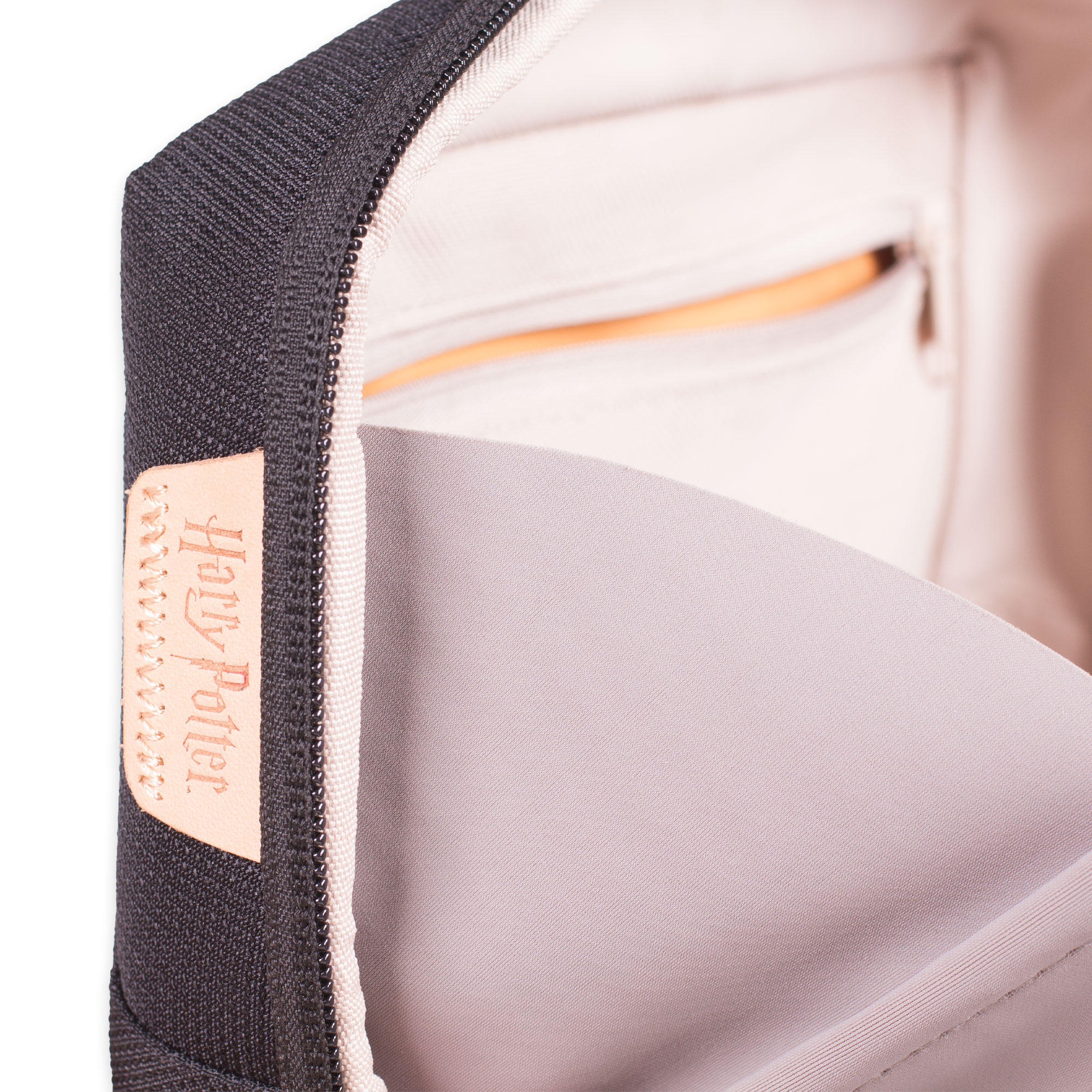 Innenseite einer schwarzen Harry Potter Tasche, die Taschen zeigt.