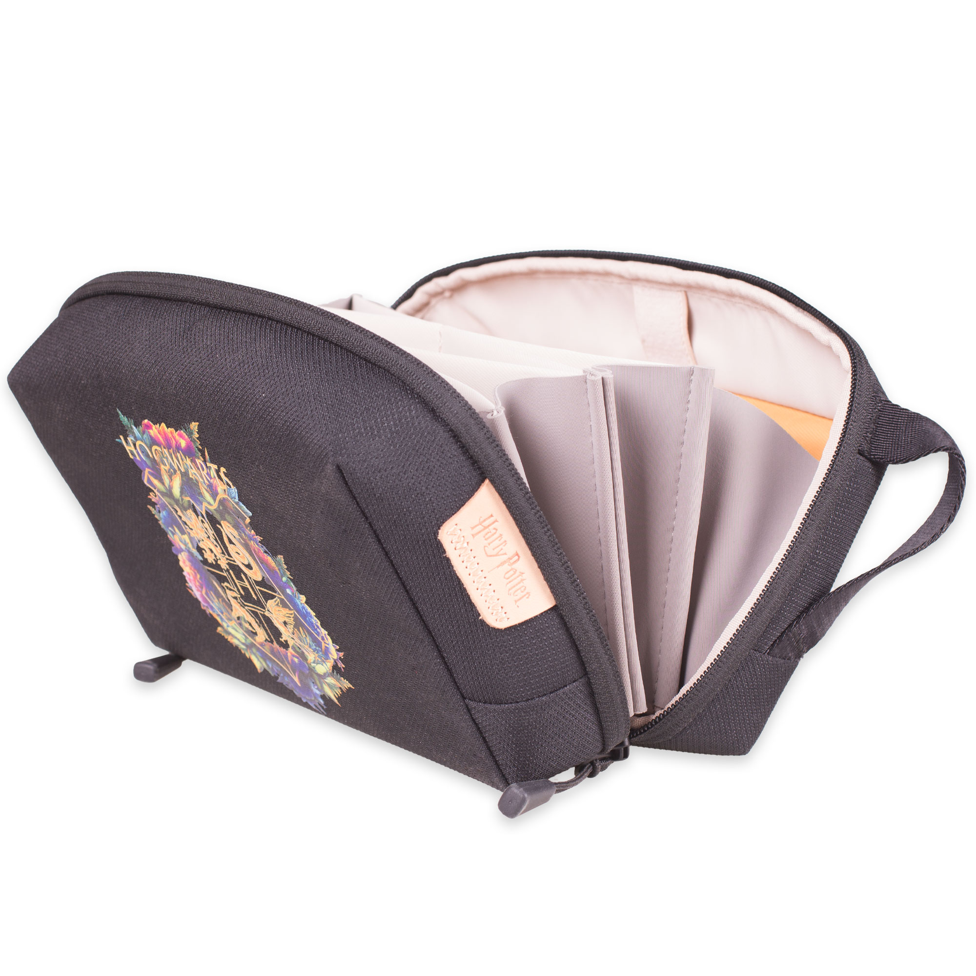 Eine schwarze Harry-Potter-Tasche mit einem Design auf der Vorderseite mit den Worten Harry Potter.