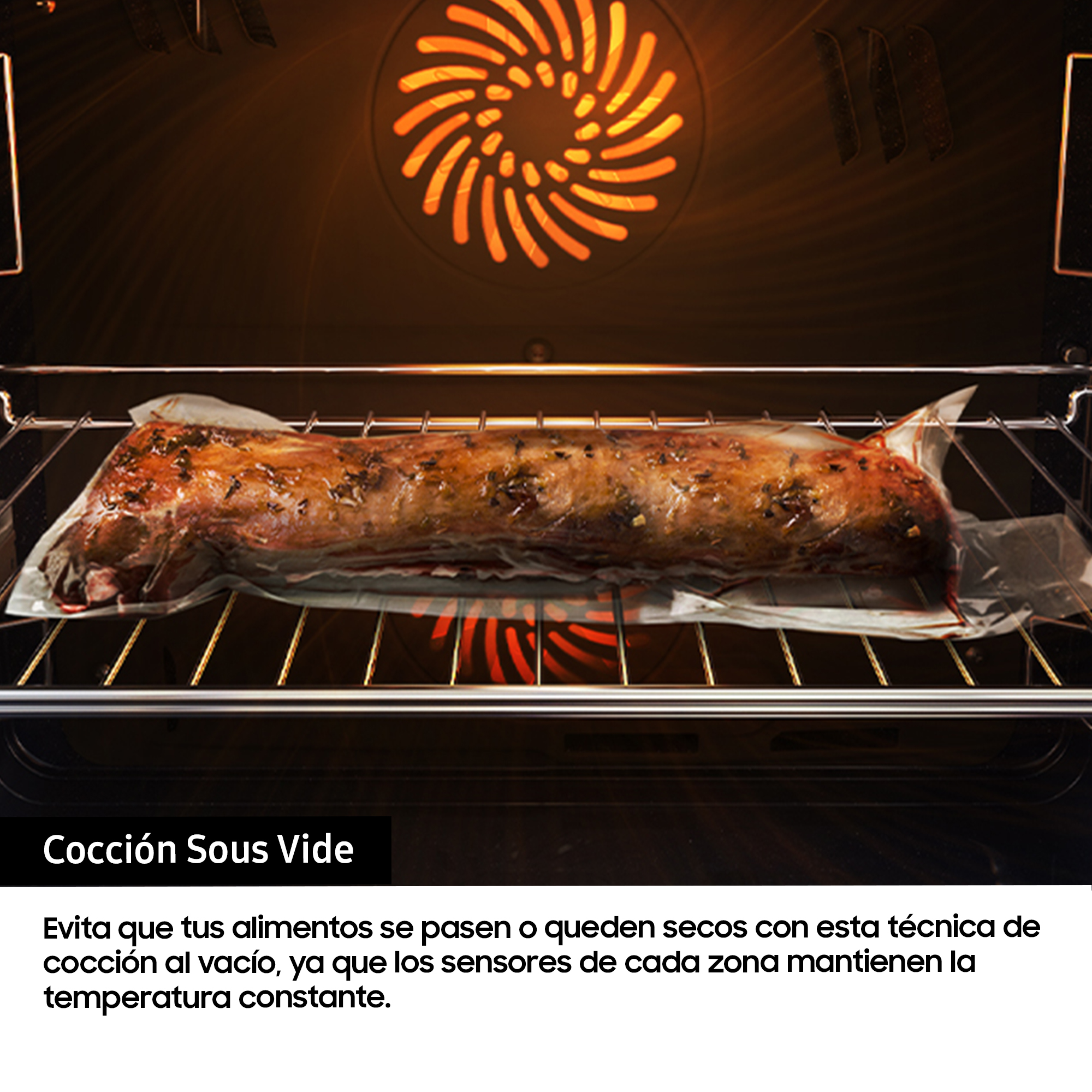 Carne en bolsa de vacío dentro de un horno. El horno está encendido y la luz está encendida. El fondo es cálido.