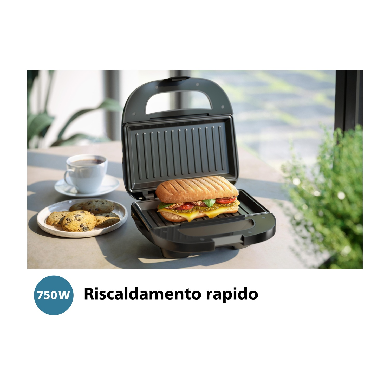 Piastra per panini aperta con un panino all'interno. Accanto, un piatto con biscotti e una tazza di caffè.
