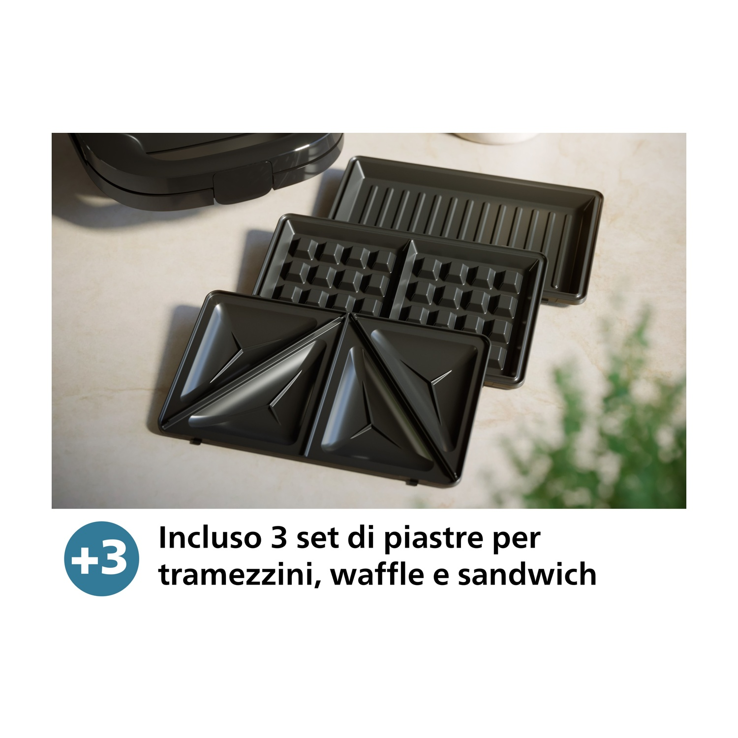 Piastre per sandwich nere, piastre per waffle e altre parti di un sandwich maker.