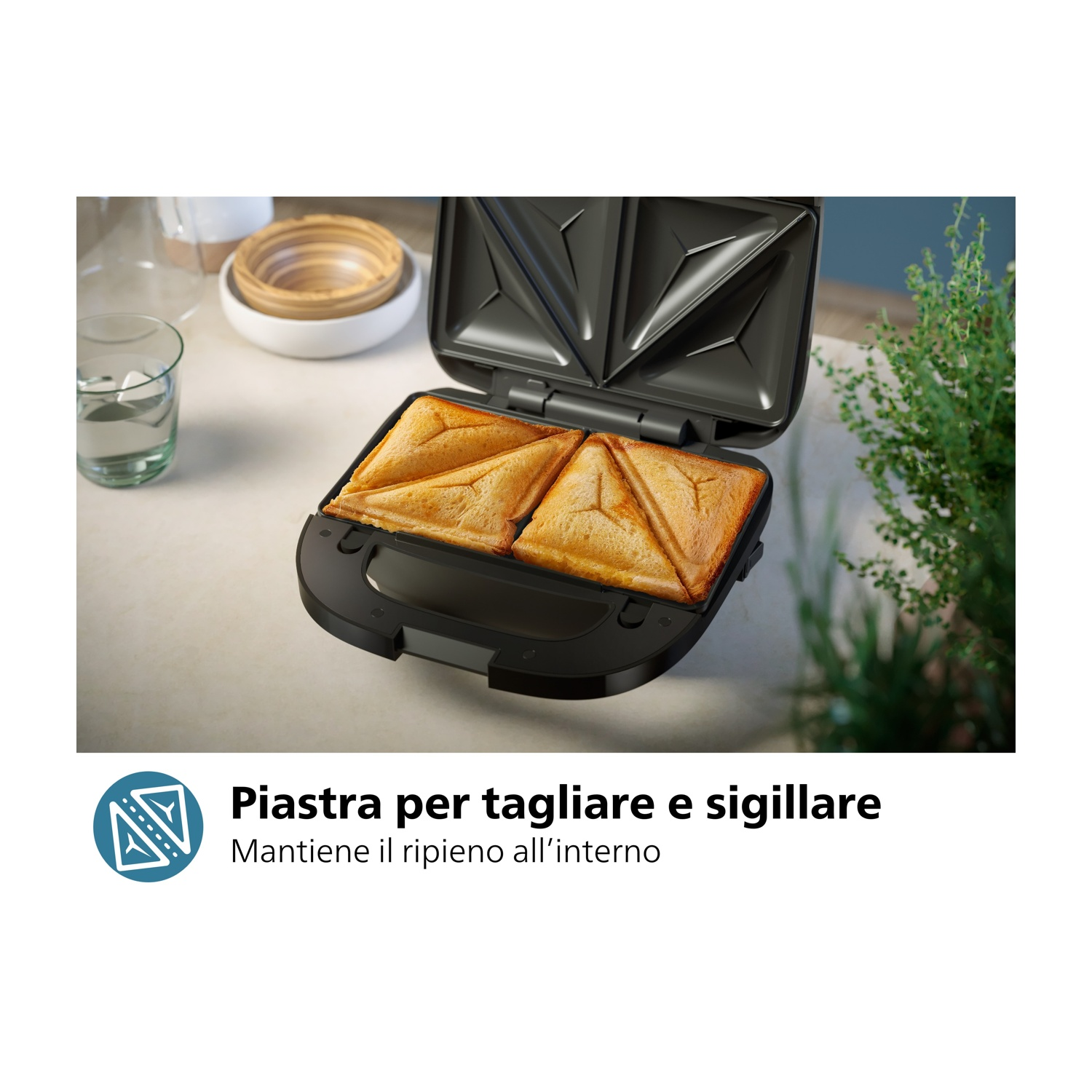 Una sandwichera nera con due panini tostati all'interno. Il testo 'Piastra per tagliare e sigillare' è sotto.