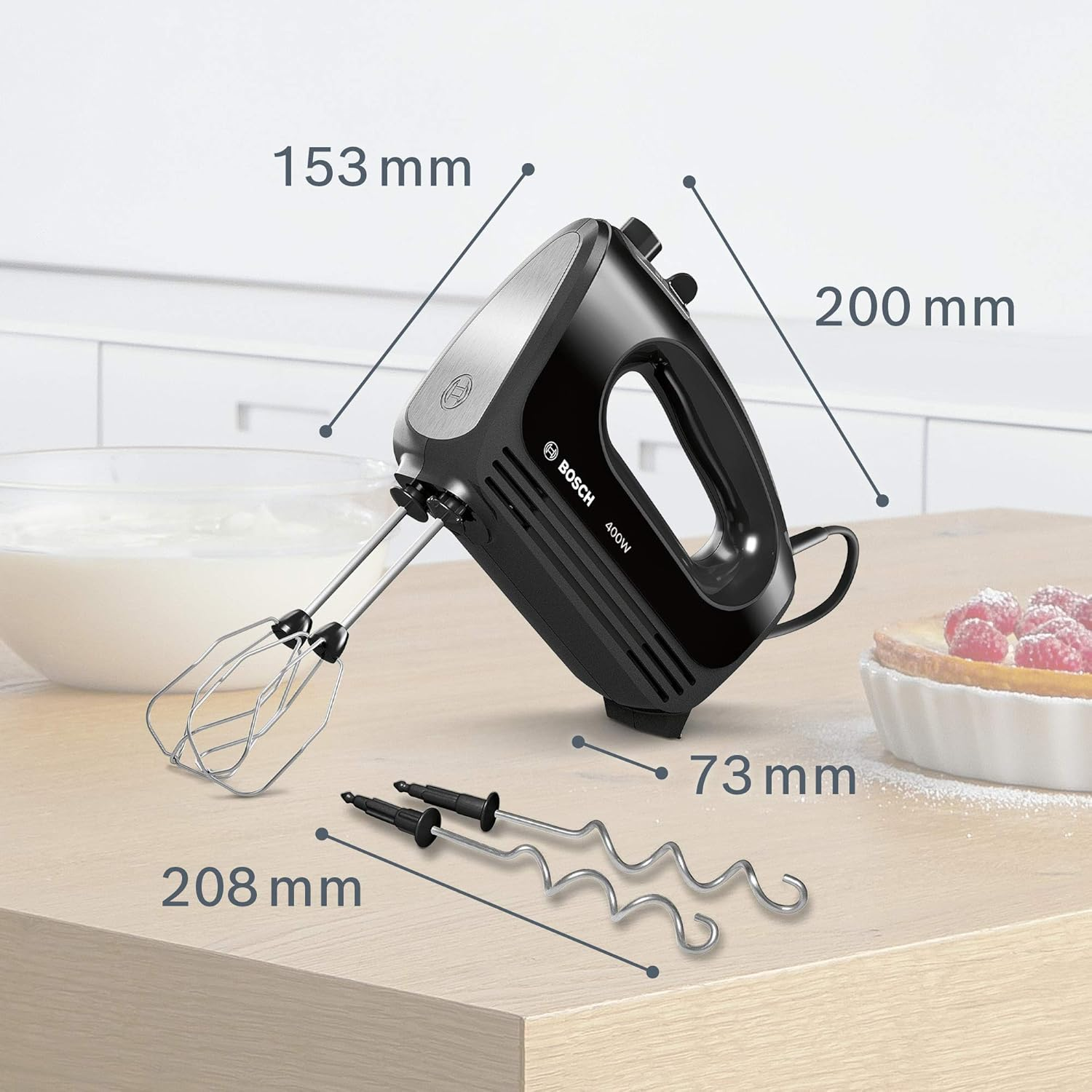 Czarny mikser ręczny z wymiarami: 153mm, 200mm, 73mm i 208mm. Biała miska w tle.