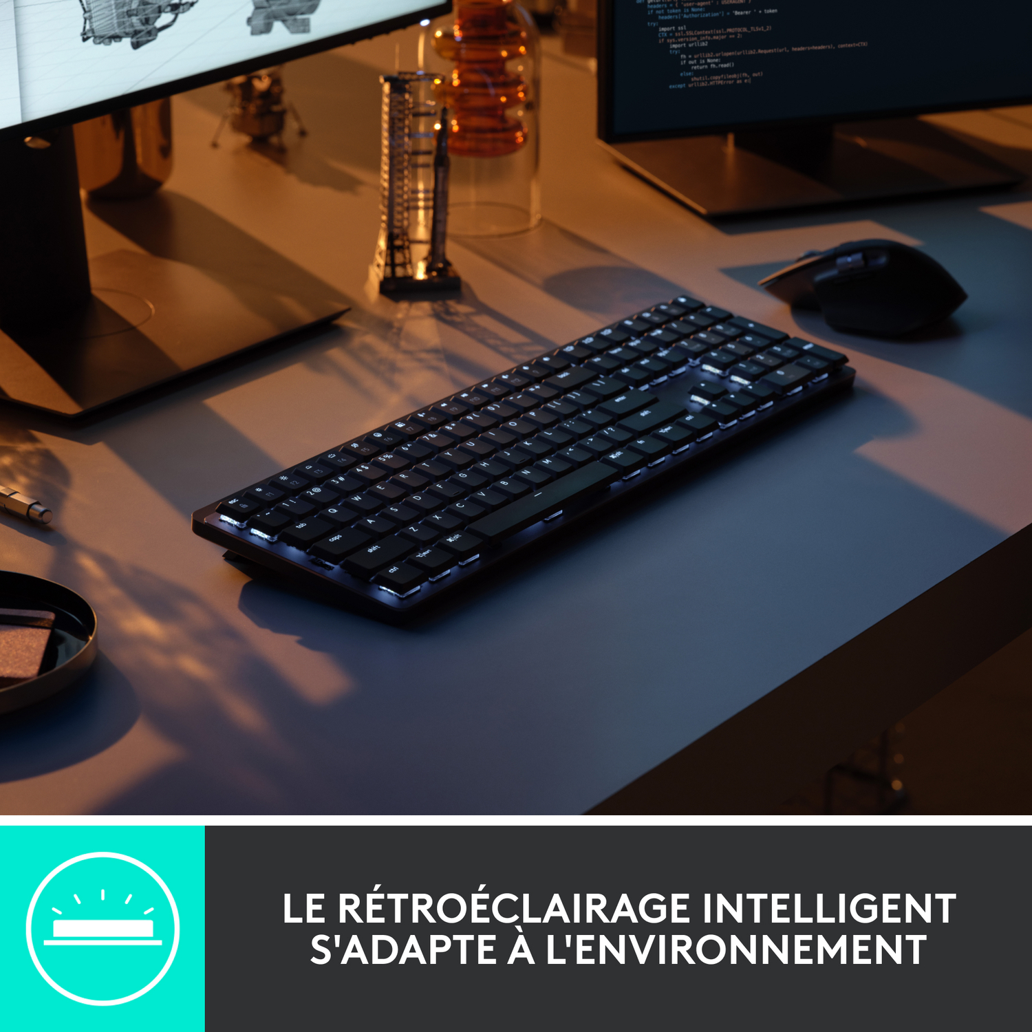 Un clavier avec des touches rétroéclairées, une souris et un moniteur dans un espace de travail.