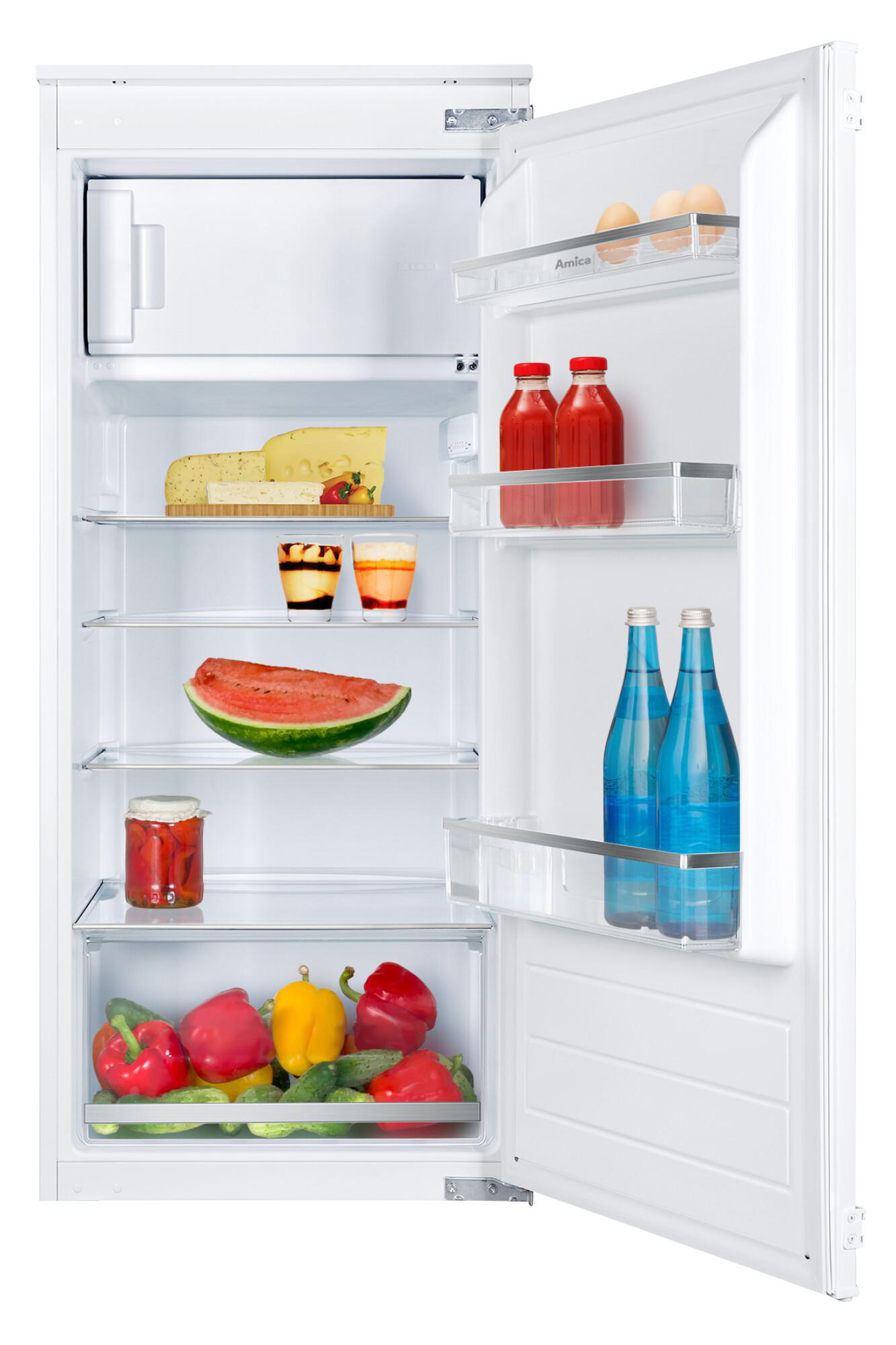 Weißer Kühlschrank offen, Regale mit Lebensmitteln: Käse, Wassermelone, Gemüse und Flaschen.