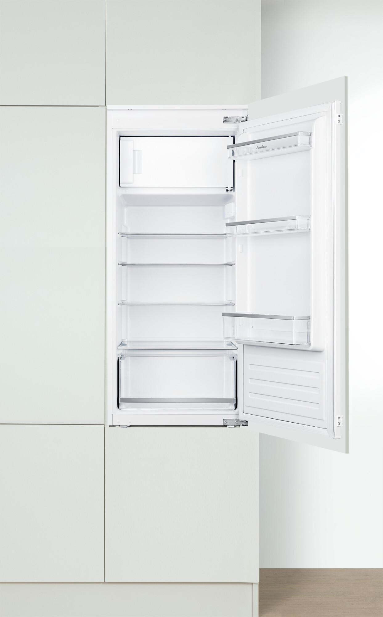 Weißer Einbaukühlschrank, offene Tür, leere Regale, minimalistisches Küchendesign.