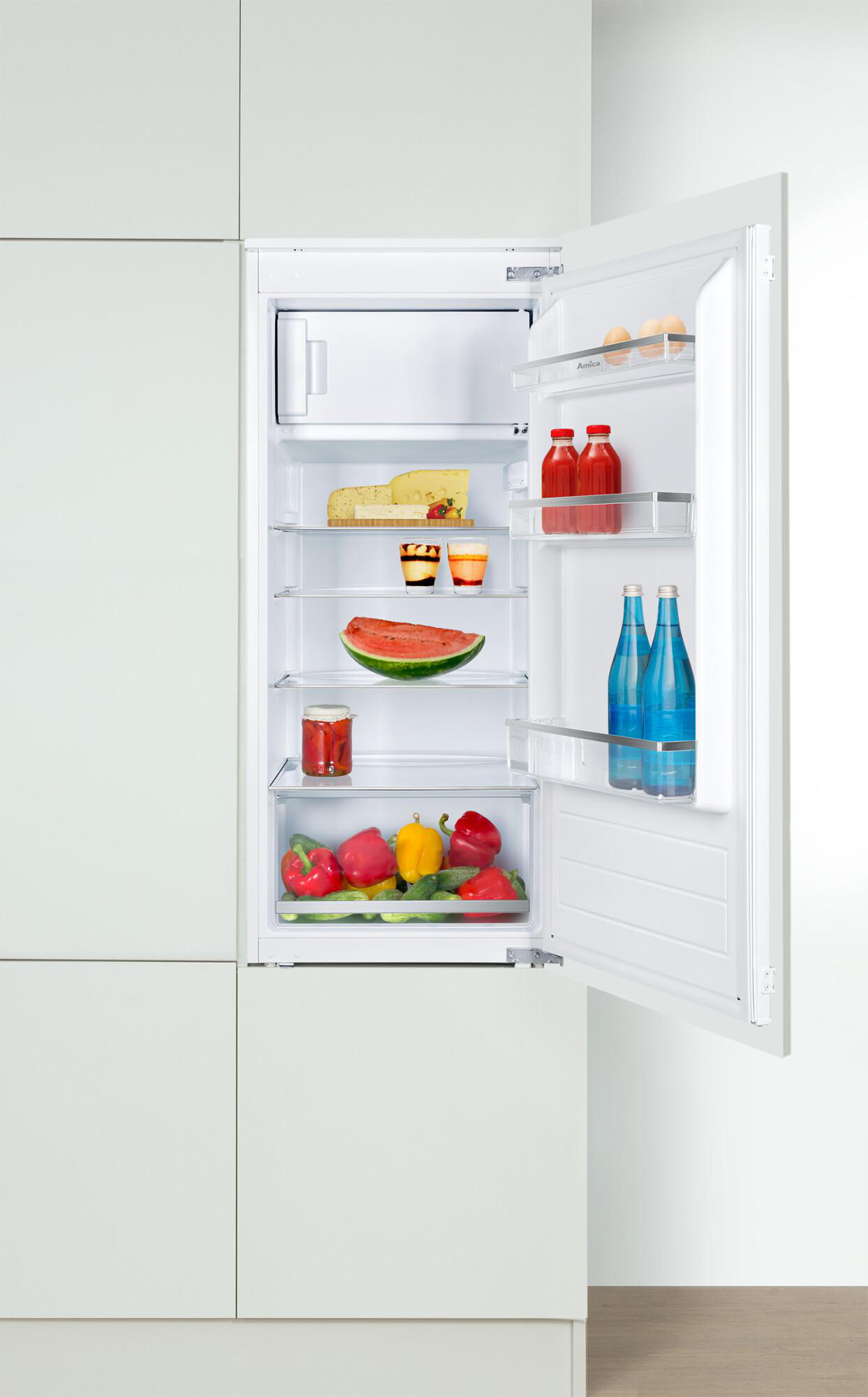 Ein Kühlschrank mit offener Tür, gefüllt mit Lebensmitteln wie Obst und Gemüse.