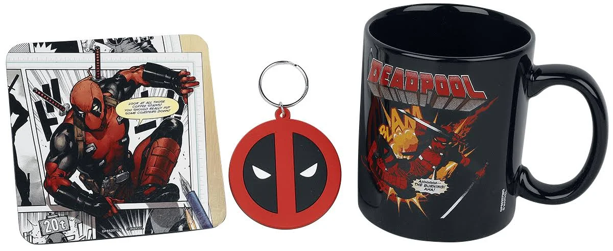 Artículos de Deadpool: cómic, llavero y taza. La taza tiene 'Deadpool'.