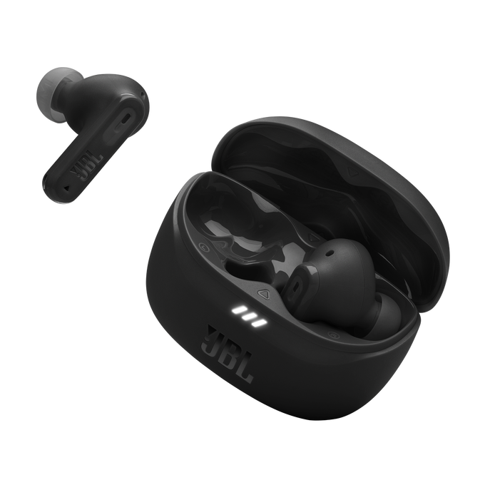 Auriculares JBL negros con la funda de carga abierta.