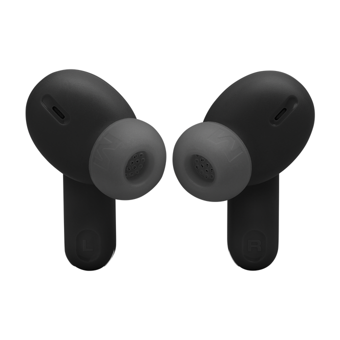 Una vista de cerca de dos auriculares inalámbricos negros.