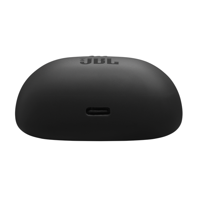 Estuche de carga JBL negro con puerto USB-C en la parte inferior. Fondo negro.