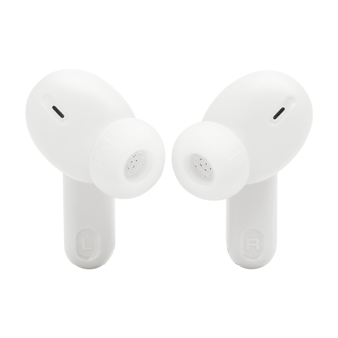 Dos auriculares inalámbricos blancos, etiquetados como 'L' y 'R'. Cada uno tiene una pequeña abertura para el micrófono y una malla para el altavoz. Sobre fondo negro.