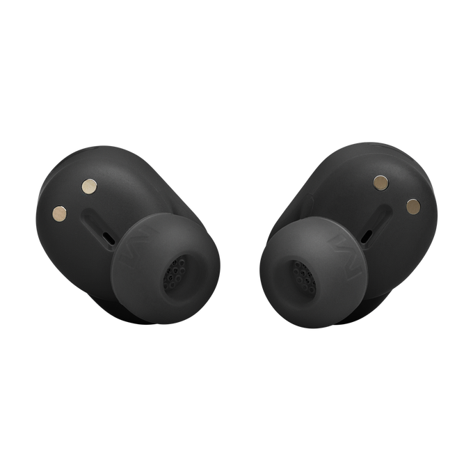 Dos auriculares inalámbricos negros, en ángulo, sobre fondo negro. Cada uno tiene un pequeño detalle dorado.