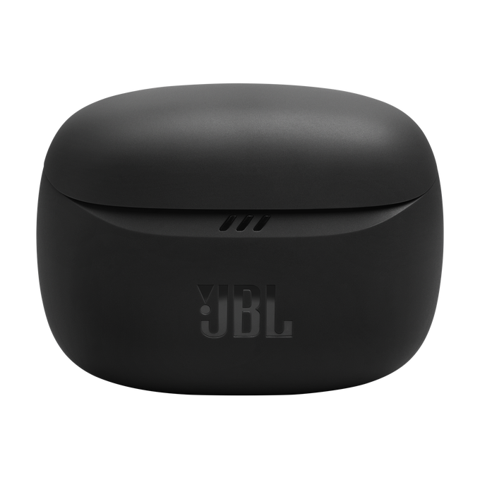 Un estuche de carga negro cerrado para auriculares, con el logotipo de JBL. El estuche está sobre una superficie negra. El fondo es negro.