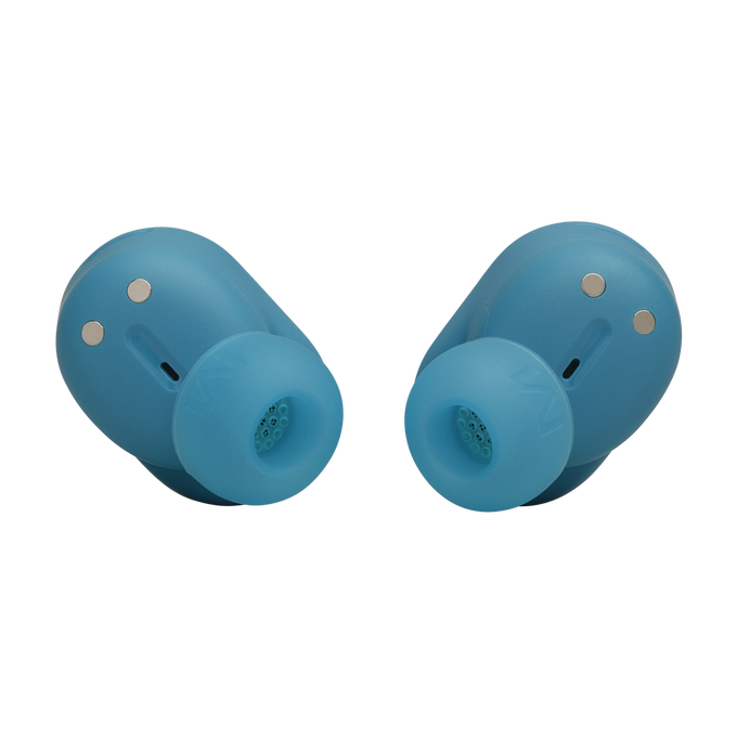 Dos auriculares inalámbricos azul claro. Los auriculares están angulados entre sí y frente a un fondo oscuro.