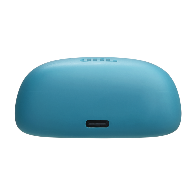 Una funda de auriculares JBL azul claro. La funda tiene un puerto de carga en la parte inferior y el logotipo de JBL en la parte superior.