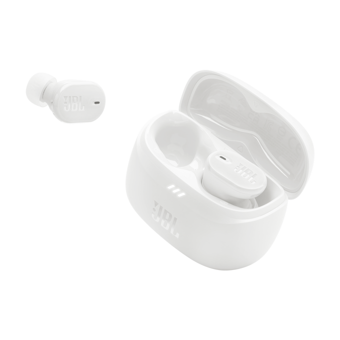 Un par de auriculares JBL blancos y su estuche de carga sobre una superficie negra.
