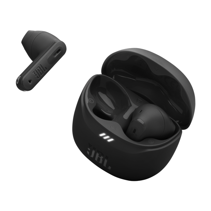Auriculares JBL negros en su estuche de carga y un solo auricular.