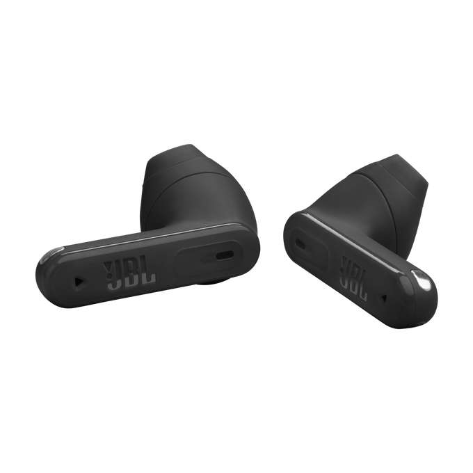 Dos auriculares JBL negros. Están en ángulo contra un fondo negro.