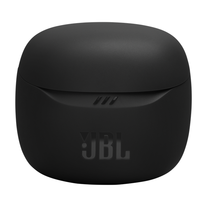 Estuche de carga JBL negro. La parte delantera muestra el logotipo de JBL. El estuche está sobre un fondo neutro.