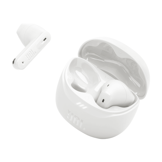 Auriculares JBL blancos y su estuche de carga. Los auriculares están en el estuche.