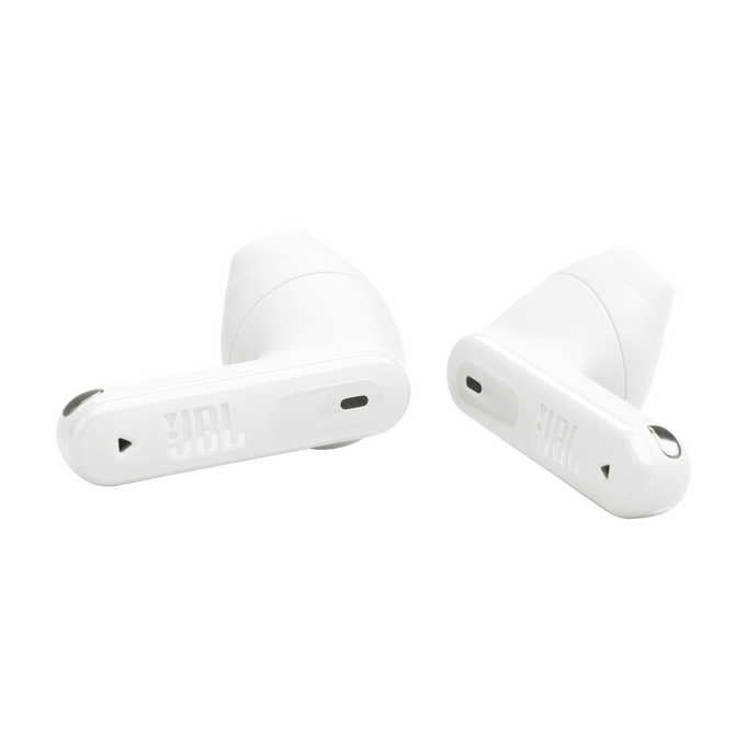 Dos auriculares JBL blancos sobre fondo negro. Cada auricular tiene el logotipo JBL y un pequeño agujero.