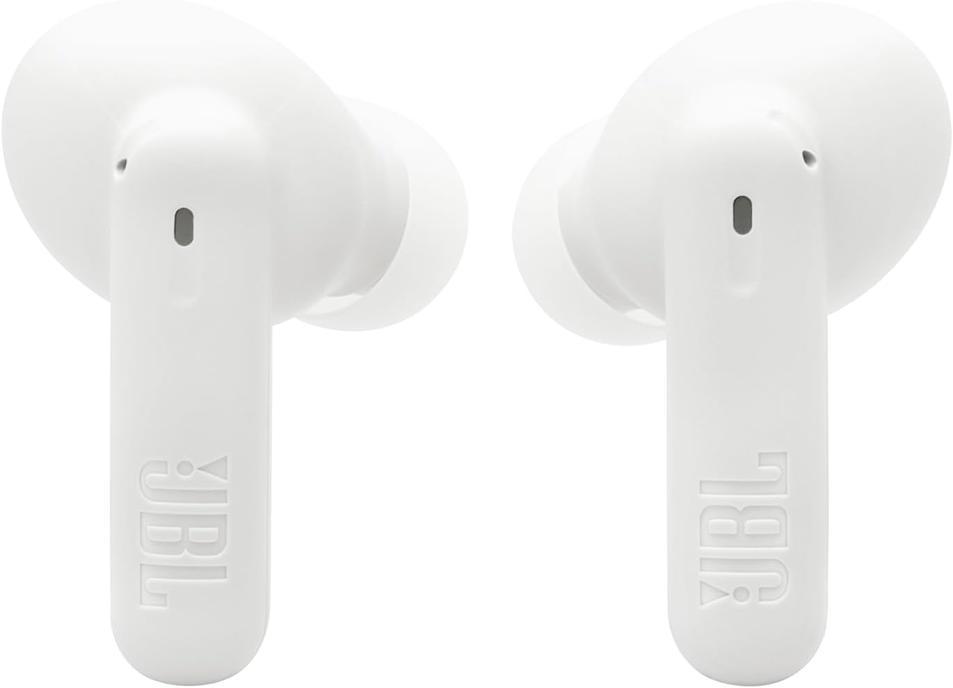 Dos auriculares JBL blancos, vista de cerca, con logotipos JBL visibles en los tallos.