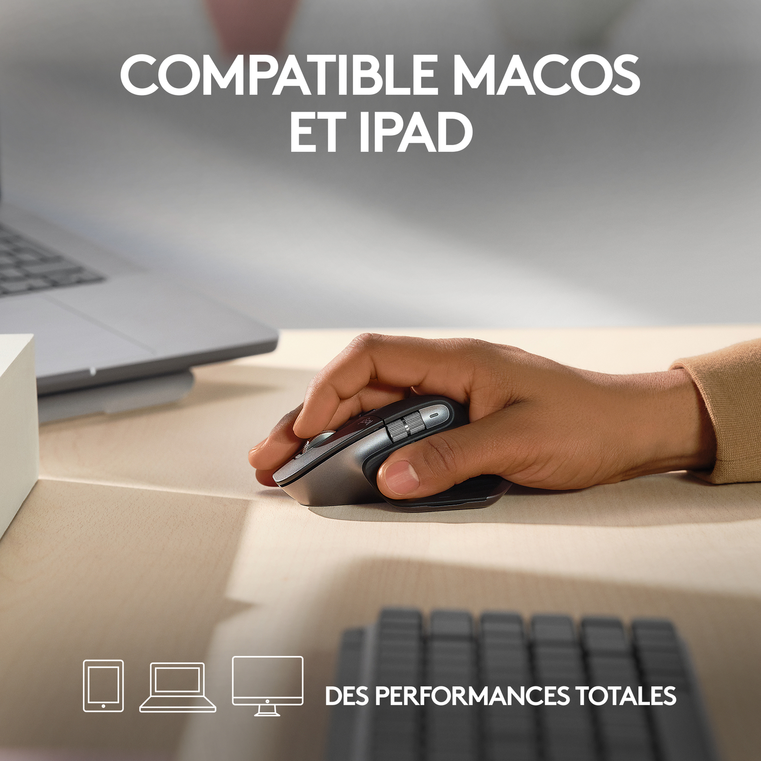 Main utilisant une souris, près d'un ordinateur portable. Texte: Compatible Macos et iPad. Performances totales.