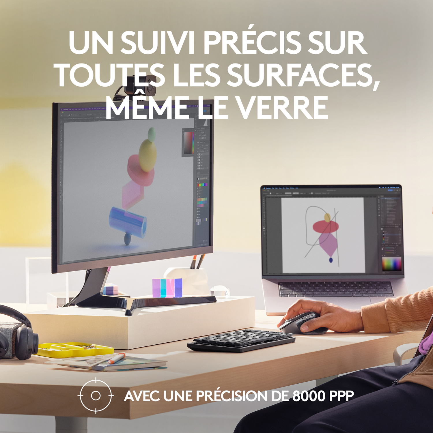 Publicité : Une personne utilise une souris, un moniteur et un ordinateur portable avec un logiciel sur un bureau.