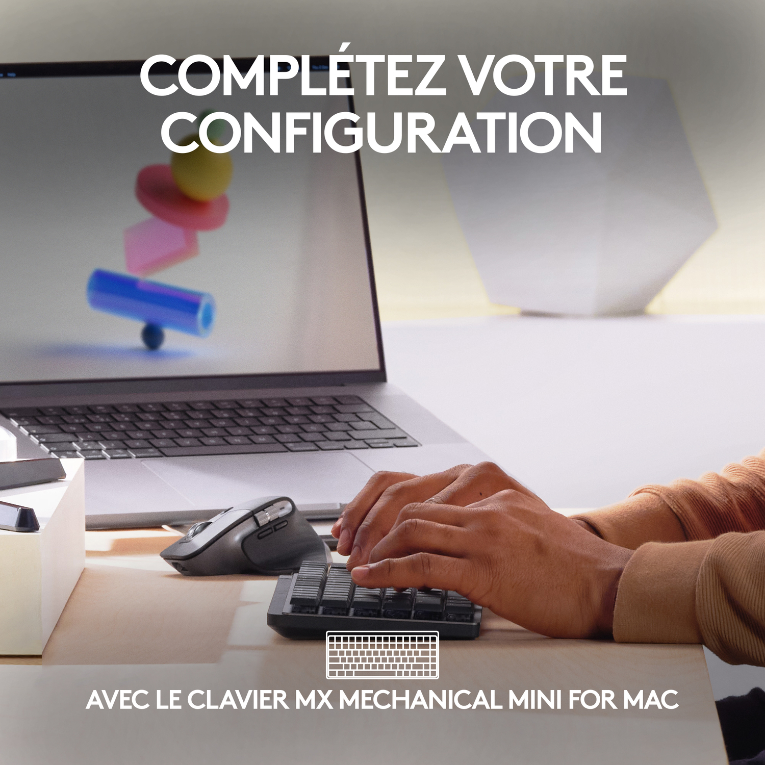Mains tapant sur un clavier avec un ordinateur portable, une souris et un pavé numérique sur un bureau. La superposition de texte indique : COMPLÉTEZ VOTRE CONFIGURATION.