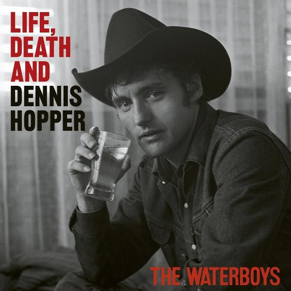 Albumcover mit Dennis Hopper. Mann mit Hut hält Glas Wasser. Schwarzweiß.