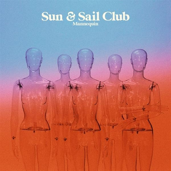 Schaufensterpuppen in einer Reihe auf rosa und blauem Hintergrund. Text 'Sun & Sail Club'.