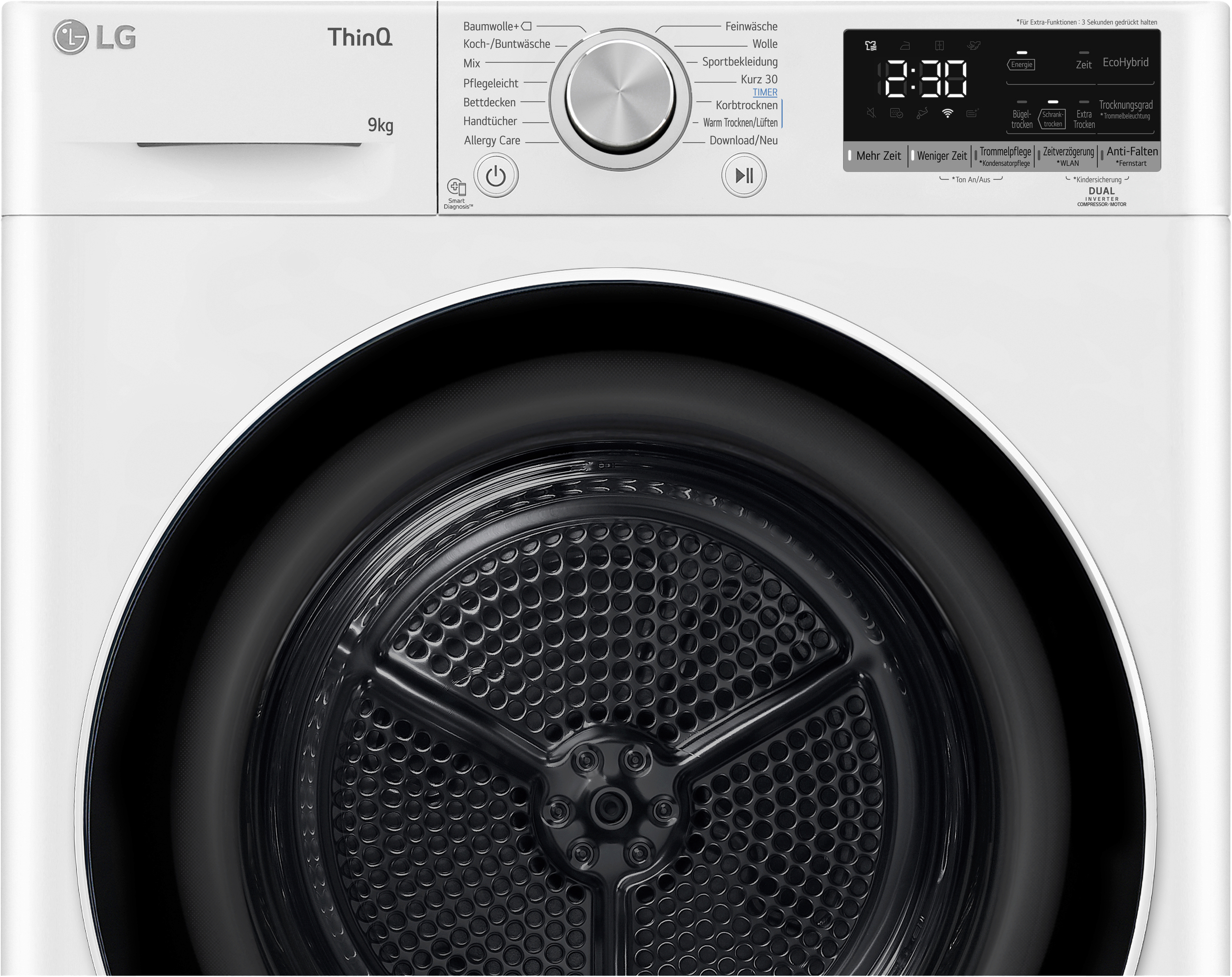 Eine weiße LG Waschmaschine. Die Maschine hat ein digitales Display. Der Hintergrund ist eine weiße Wand.