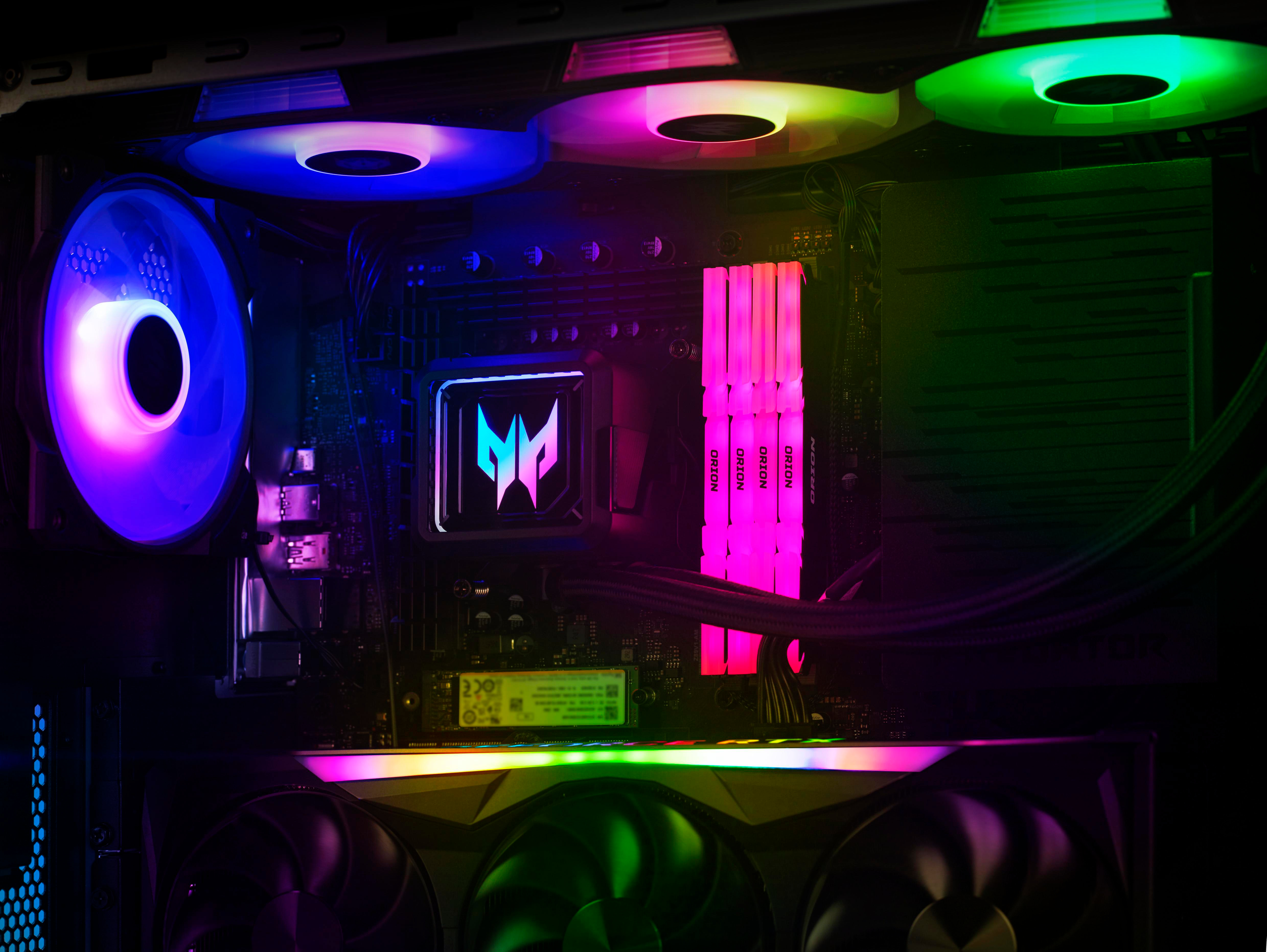 In einem Gaming-PC mit LED-Leuchten und Komponenten.