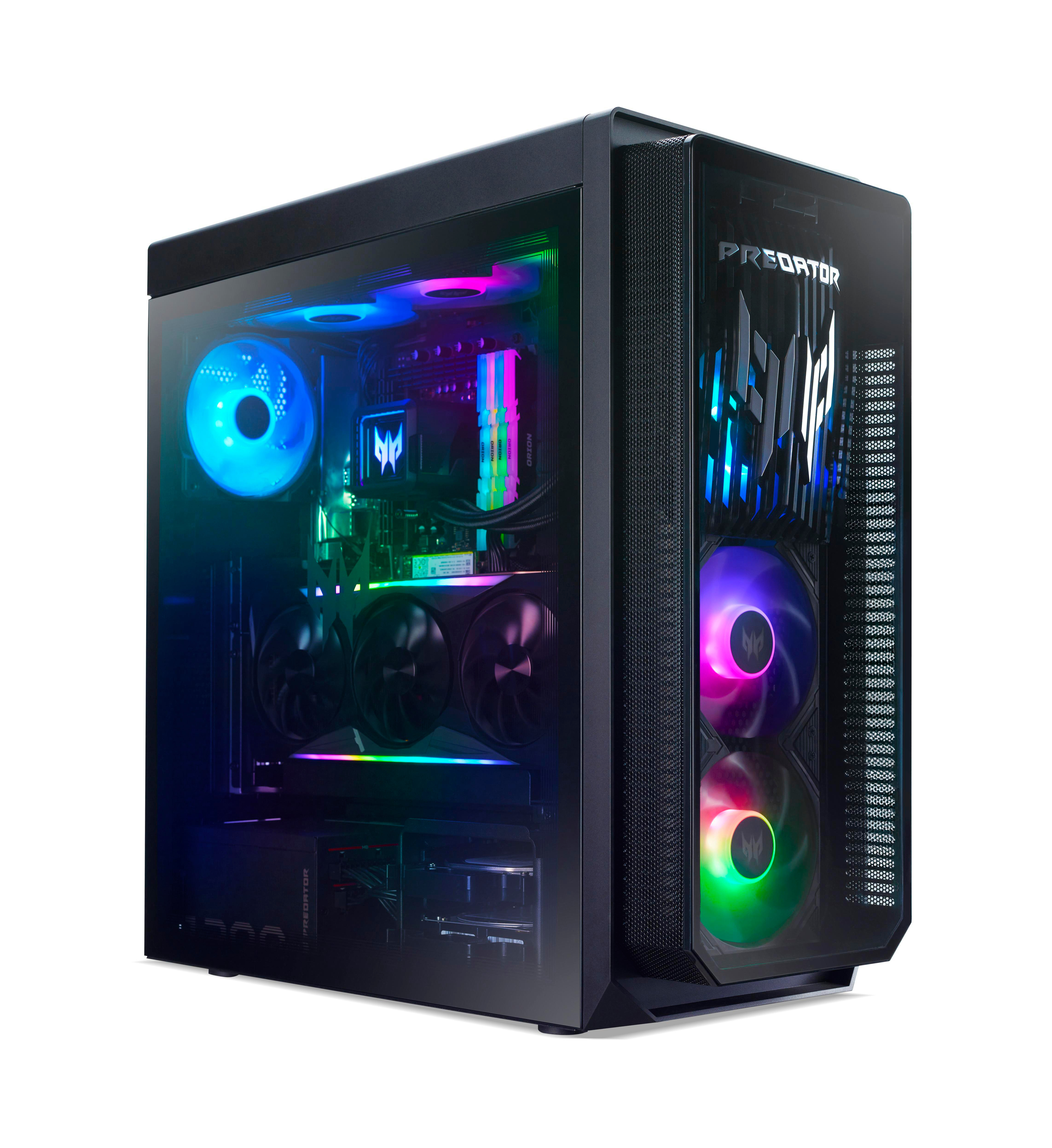 Gaming-PC mit RGB-Beleuchtung. Glaspaneel, bunte Lüfter und Komponenten. Weißer Hintergrund.