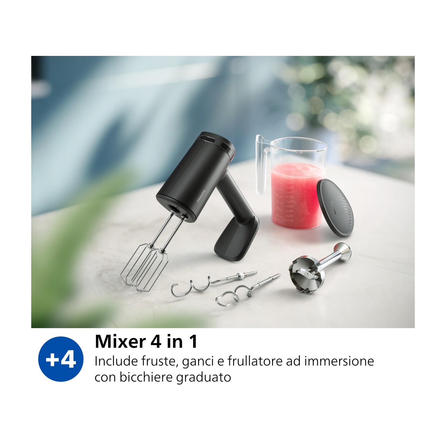 Frullatore a immersione nero con accessori e misurino con liquido rosa.