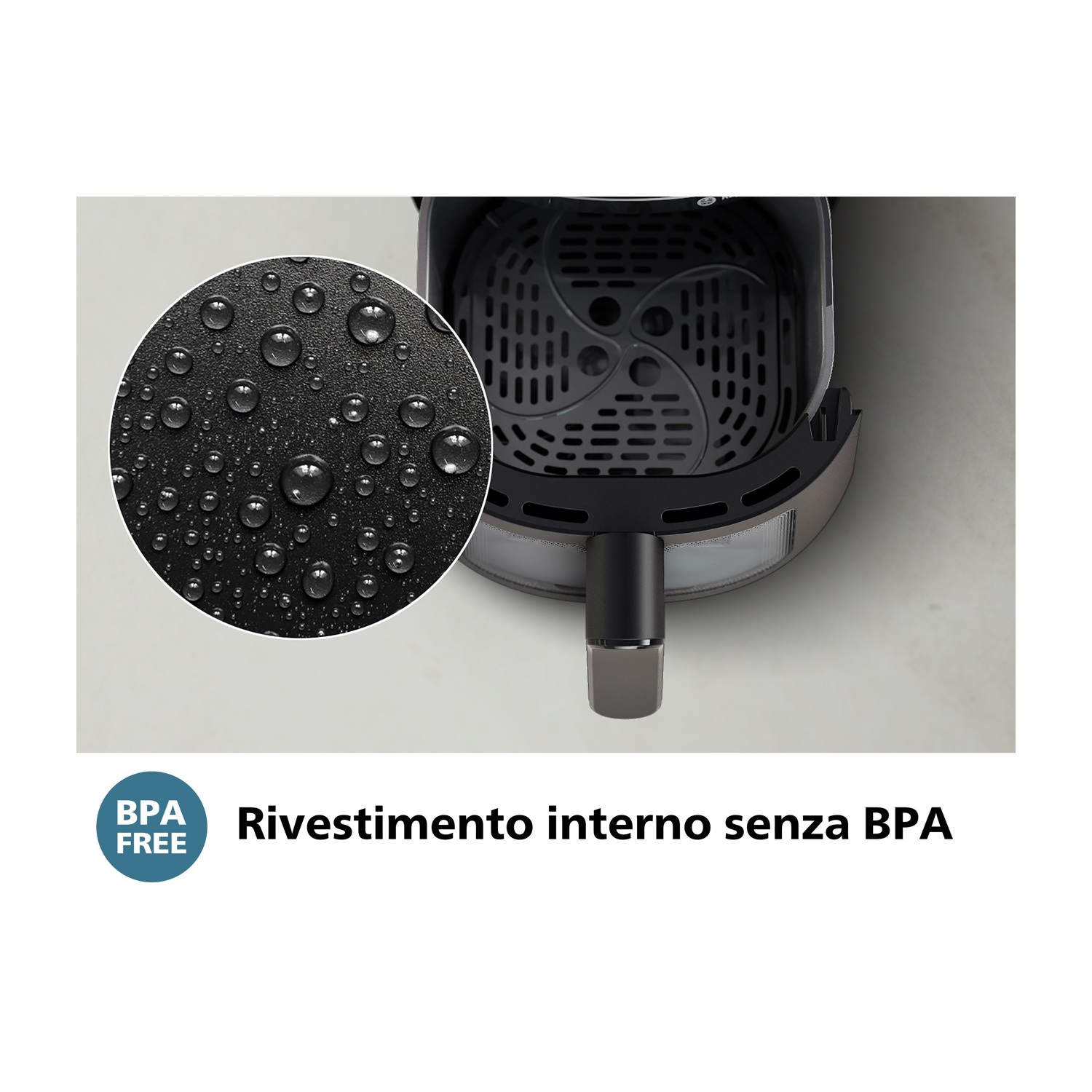 Friggitrice ad aria con dettaglio interno. Goccioline d'acqua sulla superficie.