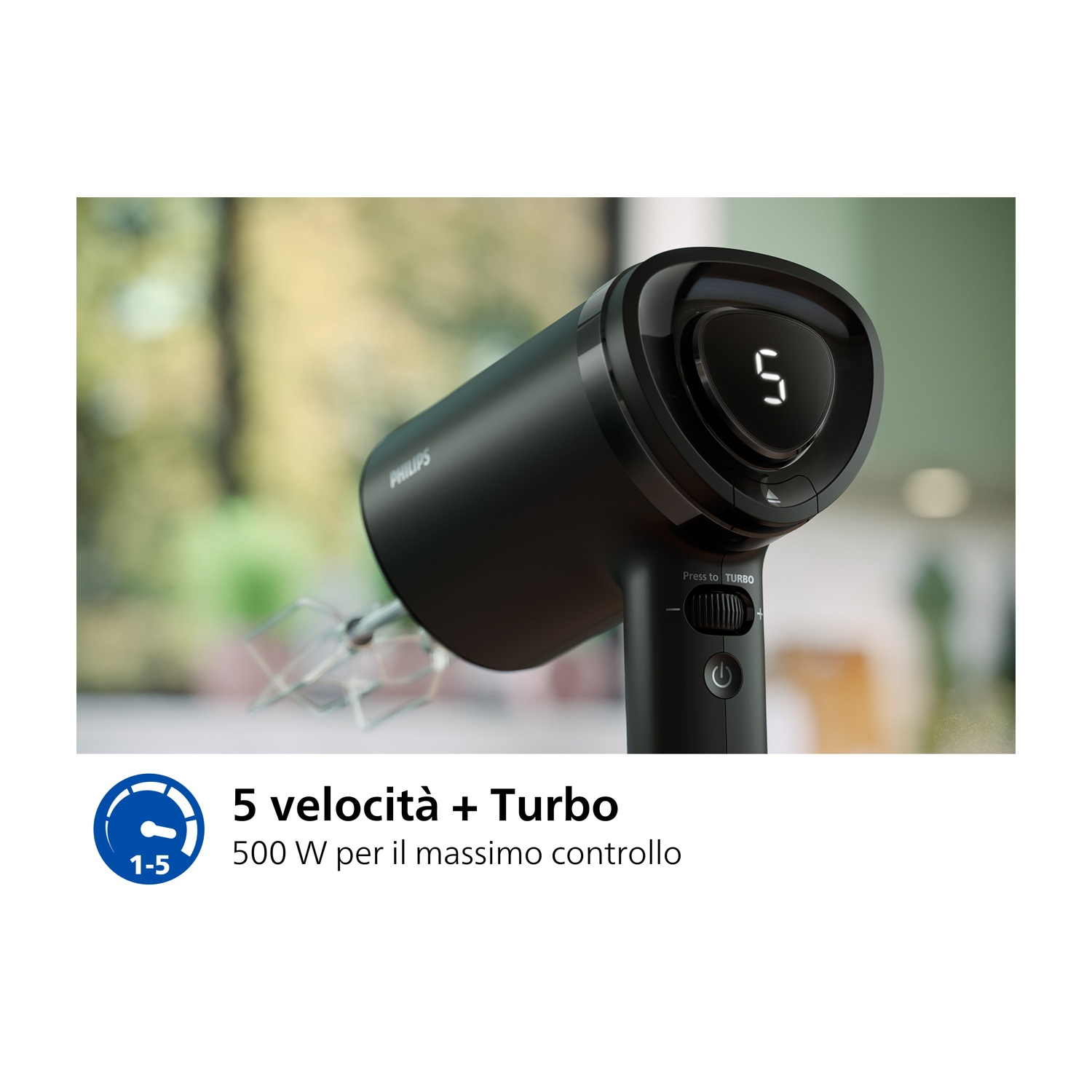 Mani che tengono una custodia per auricolari grigio scuro con testo bianco.