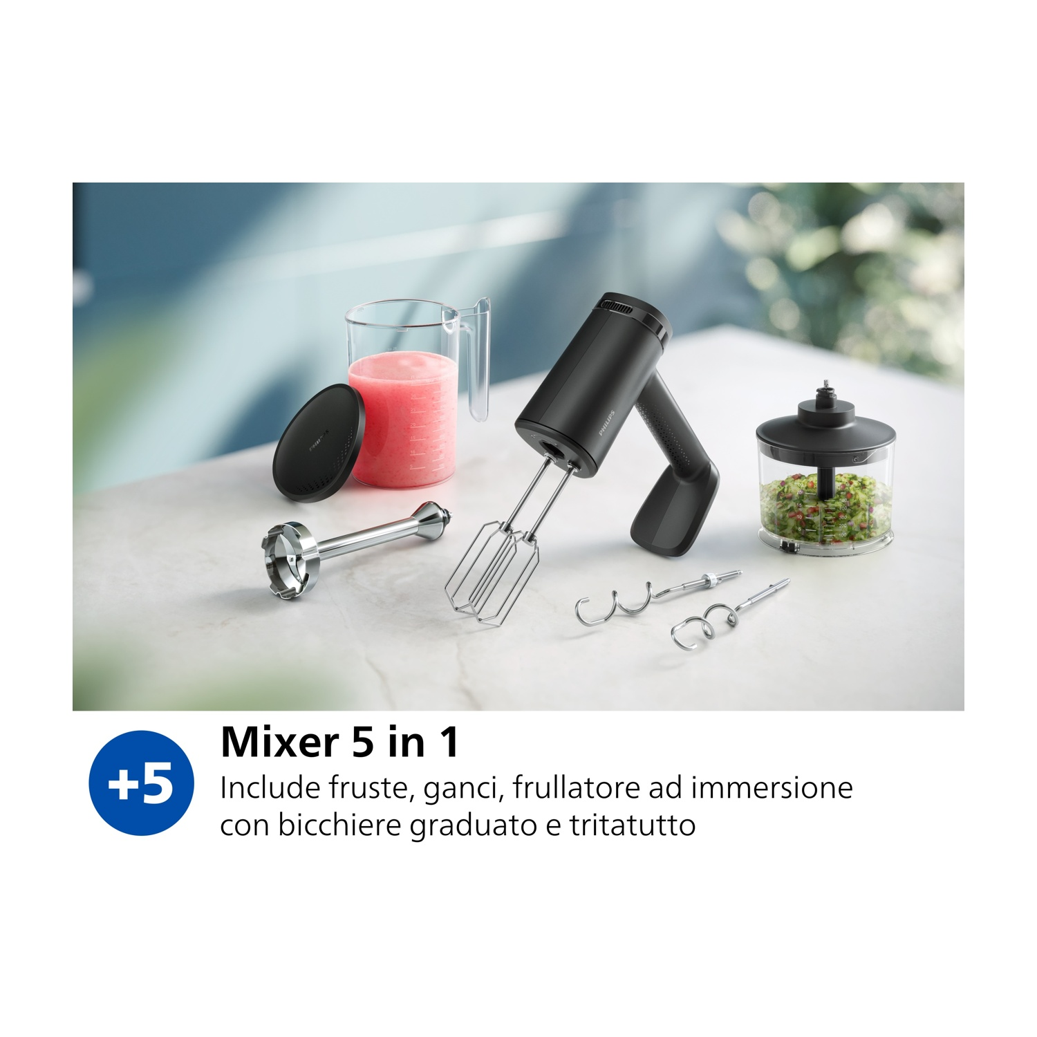 Mixer con accessori, un bicchiere graduato e un robot da cucina, tutto su un tavolo.